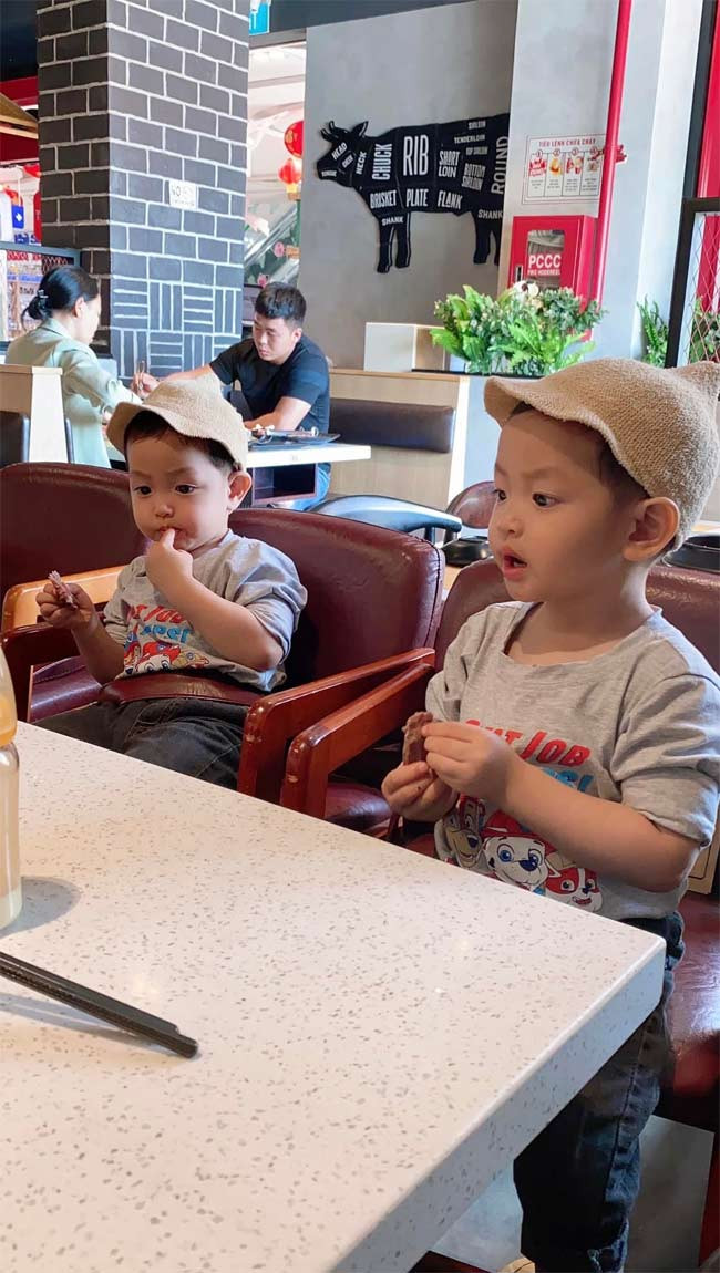 Hai bé sở hữu những nét đẹp của mẹ như sống mũi cao, trán rộng nên trông rất điển trai.