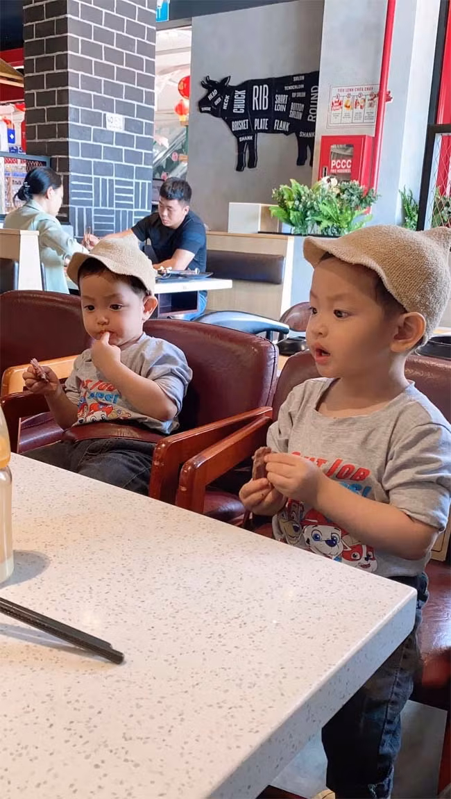 Hai bé sở hữu những nét đẹp của mẹ như sống mũi cao, trán rộng nên trông rất điển trai.