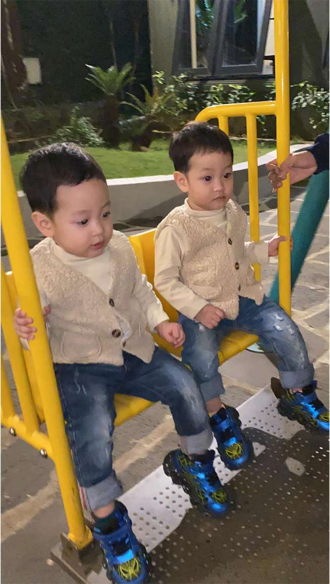 Mặc dù là hai anh em sinh đôi nhưng hai bé lại có tính cách khác biệt. Bé lớn Andy nhanh nhẹn, hay bắt chước, khóc nhè còn cậu em Andy tính tình nhút nhát hơn nhưng lại rất sáng tạo khi chơi.