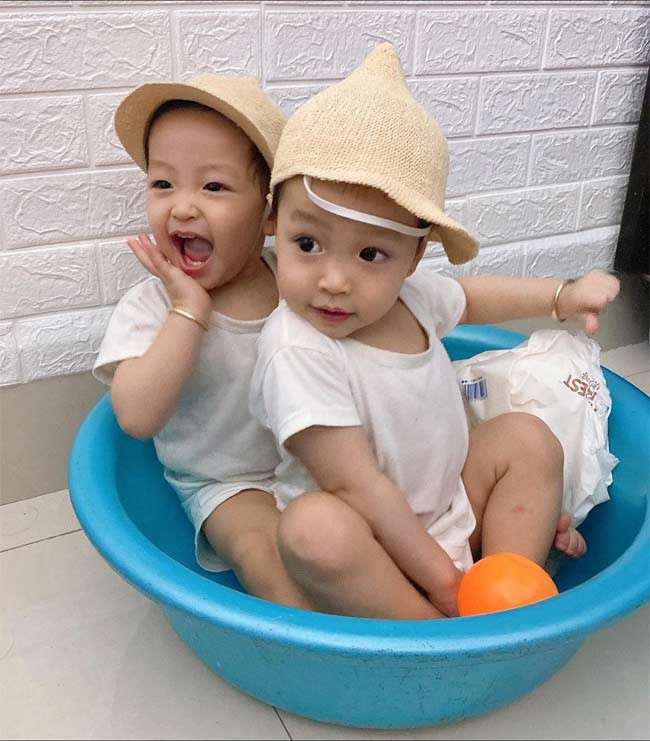 Khuôn mặt hai bé giống hệt mẹ Thu Thảo.