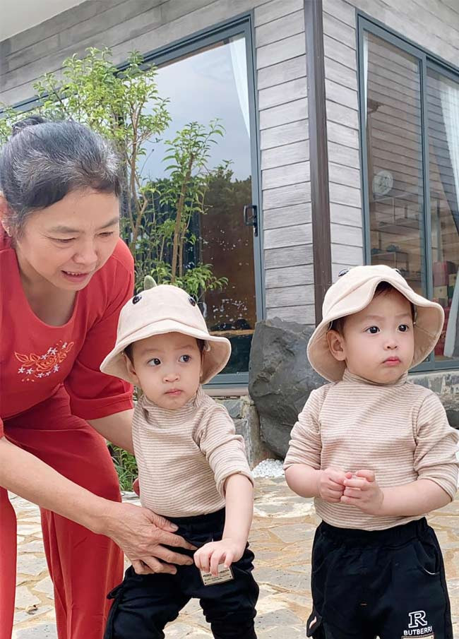 Hai con trai Đặng Thu Thảo được ông bà ngoại chăm sóc rất chu đáo.