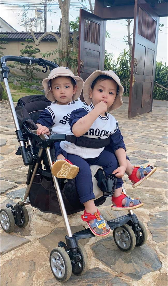 Hai con trai của Đặng Thu Thảo có tên thân mật ở nhà là Tony và Andy, tên thật là Đăng Minh - Quốc Vượng.