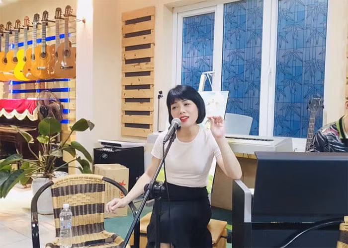 Sau một thời gian nghỉ làm, ở tuổi 47, Bạch Dương thử sức mình với ca hát và cô đã có hai buổi biểu diễn ở phòng trà.