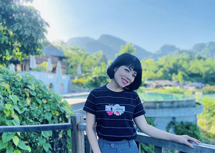 Nụ cười tươi, mái tóc ngắn, MC Bạch Dương lúc nào cũng tươi rói, tràn đầy sức sống như cô gái 20.