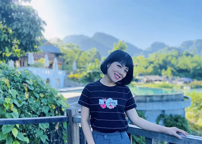 Nụ cười tươi, mái tóc ngắn, MC Bạch Dương lúc nào cũng tươi rói, tràn đầy sức sống như cô gái 20.