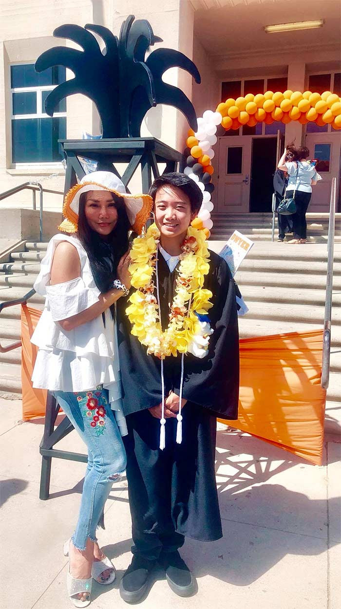 Nữ ca sĩ trẻ trung khi tạo dáng cùng con trai nhân một dịp kỷ niệm.