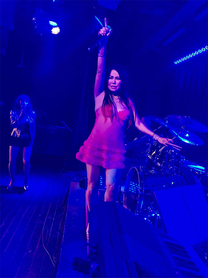 Trên sân khấu Lynda bốc lửa, ca hát hết mình thì ngoài đời thường cô cũng luôn tất bật, chăm chỉ với công việc kinh doanh.