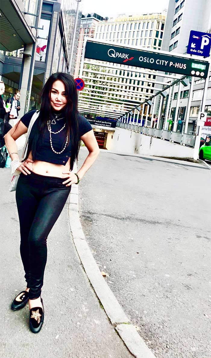 Ngoài đời, thời trang của Lynda Trang Đài cũng bốc lửa không kém khi trên sân khấu.