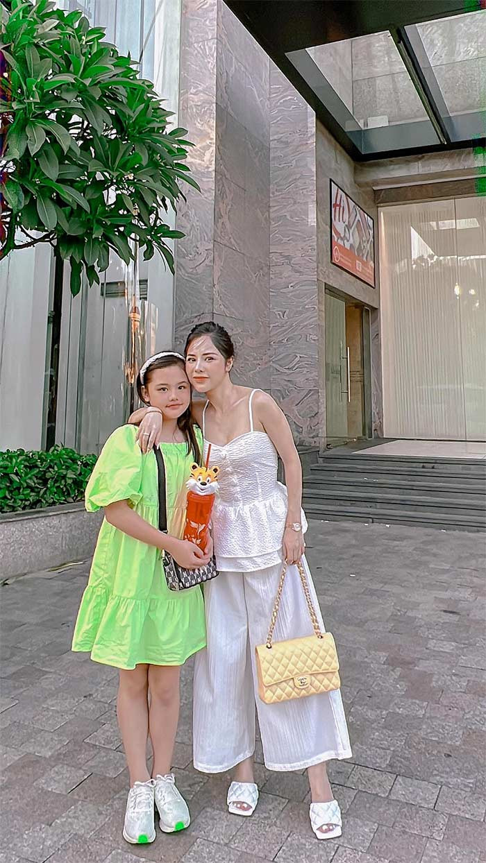 MC Bạch Lan Phương và con gái. Năm nay cô nhóc đã học lớp 5.