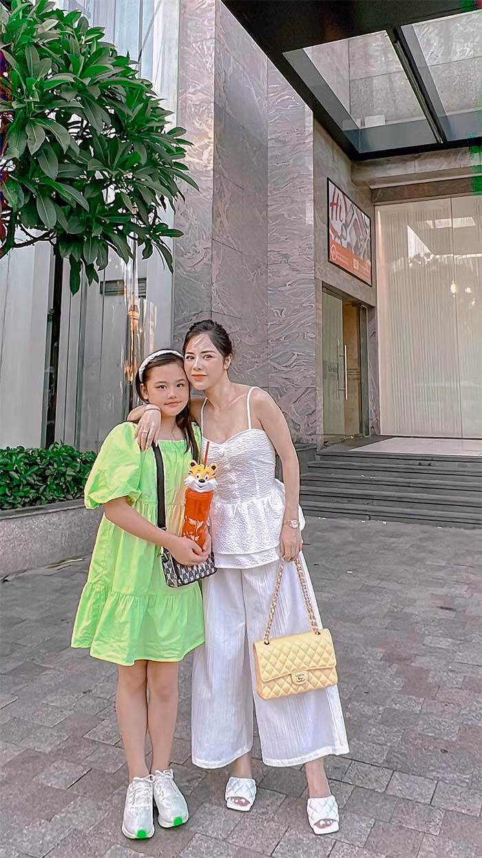 MC Bạch Lan Phương và con gái. Năm nay cô nhóc đã học lớp 5.