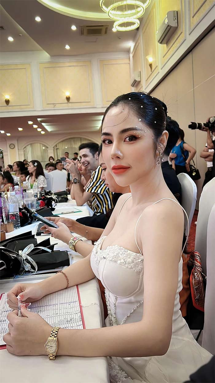 Mới đây, người đẹp sinh năm 1986 đã phản ứng gay gắt khi liên tục bị đồn là gọt cằm, độn cằm.