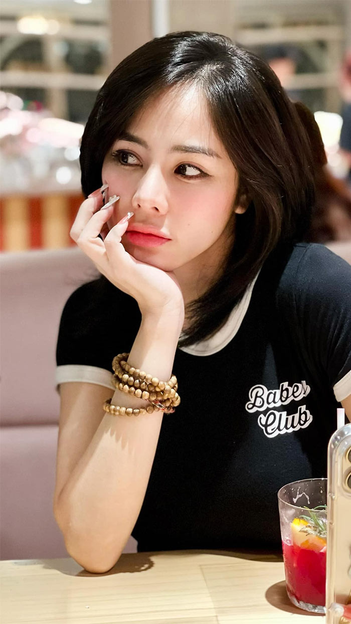 "Trao luôn 10.000 USD cho ai chứng minh được Phương gọt hàm, độn cằm nhé. Đi chụp chiếu hay gặp bác sĩ nào Phương cũng ok luôn nhưng đó là cằm nha. Chứ mũi tôi nâng rõ ràng, số đã hay bị thị phi thì chớ", Lan Phương nói.