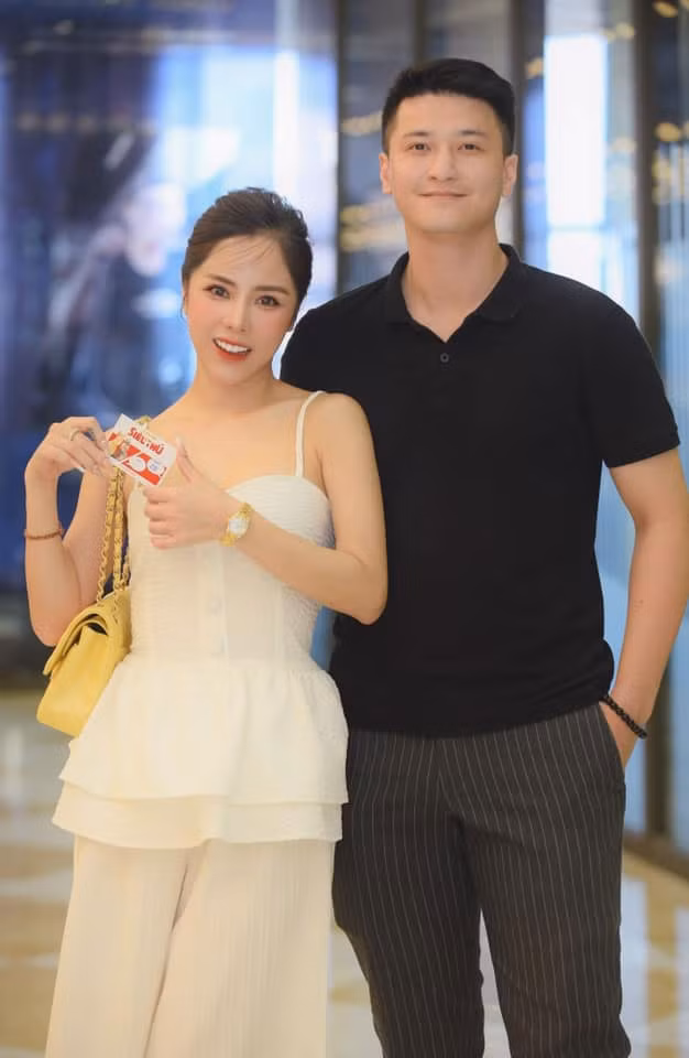 Dù hơn Huỳnh Anh tới 6 tuổi nhưng khi cả hai sánh đôi, cô không hề bị lép vế về độ trẻ trung.