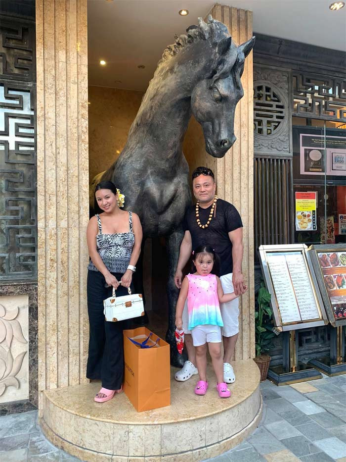 Tuy nhiên cuộc hôn nhân đầu của cô không suôn sẻ. Sau đó cô tái hôn với doanh nhân Duy Cường (ảnh) và năm 2017 sinh con gái đầu lòng.