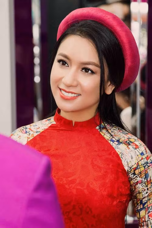 Khi sự nghiệp đang phát triển, Y Phụng bất ngờ dừng mọi hoạt động, kết hôn và sang Mỹ định cư với chồng. (Ảnh: Vietnamnet)