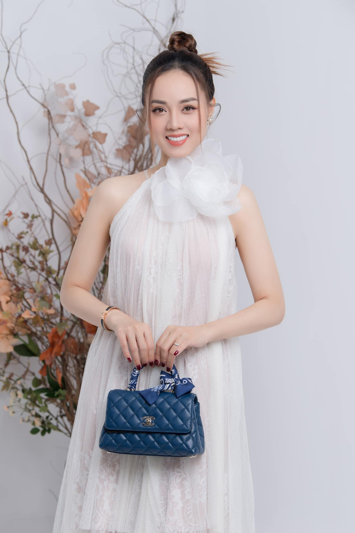 Sau 14 năm bước ra từ cuộc thi nhan sắc, vợ trẻ kém 15 tuổi của Công Lý ngày càng "lột xác" xinh đẹp.