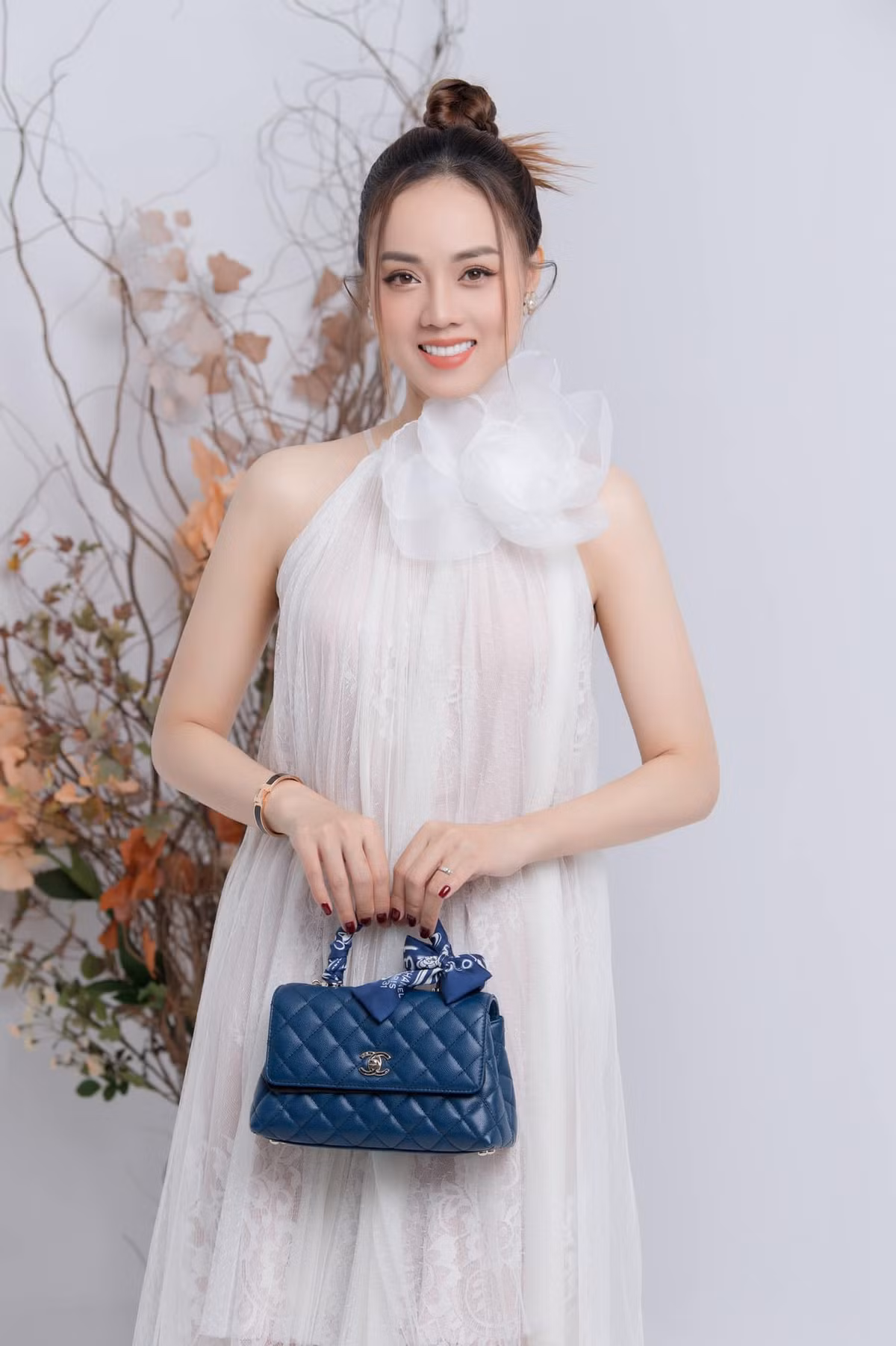 Sau 14 năm bước ra từ cuộc thi nhan sắc, vợ trẻ kém 15 tuổi của Công Lý ngày càng "lột xác" xinh đẹp.