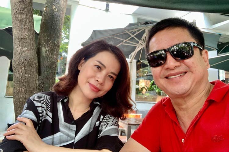 "Lan là người rất mực thước, cẩn thận, luôn chăm chút cho tôi từ quần áo, vóc dáng đến ăn uống hàng ngày. Cô ấy bảo, anh phải đẹp lên để em được tự hào khi đi bên cạnh anh. Giờ thì hàng ngày tôi đều dành thời gian tập thể dục để body đẹp hơn. Trưa và chiều về ăn cơm với Lan. Tôi cũng không còn thích nhậu nữa mà ăn theo chế độ của bạn gái vạch ra để tốt cho sức khỏe", NSƯT Chí Trung từng trải lòng với Giadinhnet.