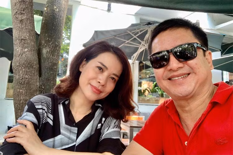 "Lan là người rất mực thước, cẩn thận, luôn chăm chút cho tôi từ quần áo, vóc dáng đến ăn uống hàng ngày. Cô ấy bảo, anh phải đẹp lên để em được tự hào khi đi bên cạnh anh. Giờ thì hàng ngày tôi đều dành thời gian tập thể dục để body đẹp hơn. Trưa và chiều về ăn cơm với Lan. Tôi cũng không còn thích nhậu nữa mà ăn theo chế độ của bạn gái vạch ra để tốt cho sức khỏe", NSƯT Chí Trung từng trải lòng với Giadinhnet.