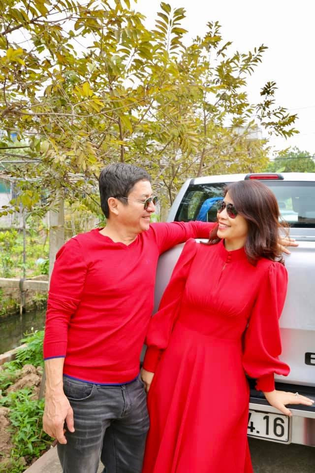 Không những thế anh còn thường xuyên tự làm thơ hoặc sưu tầm thơ tình tặng người yêu.