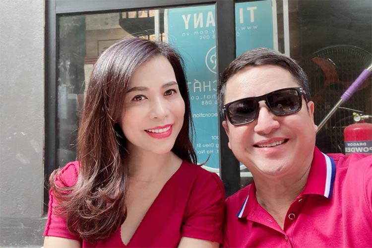 Nhiều khán giả nhận xét, Chí Trung ngày càng trẻ trung, rạng rỡ và hạnh phúc hơn sau khi yêu Ý Lan.