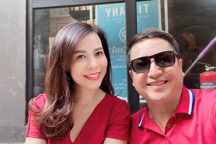 Nhiều khán giả nhận xét, Chí Trung ngày càng trẻ trung, rạng rỡ và hạnh phúc hơn sau khi yêu Ý Lan.