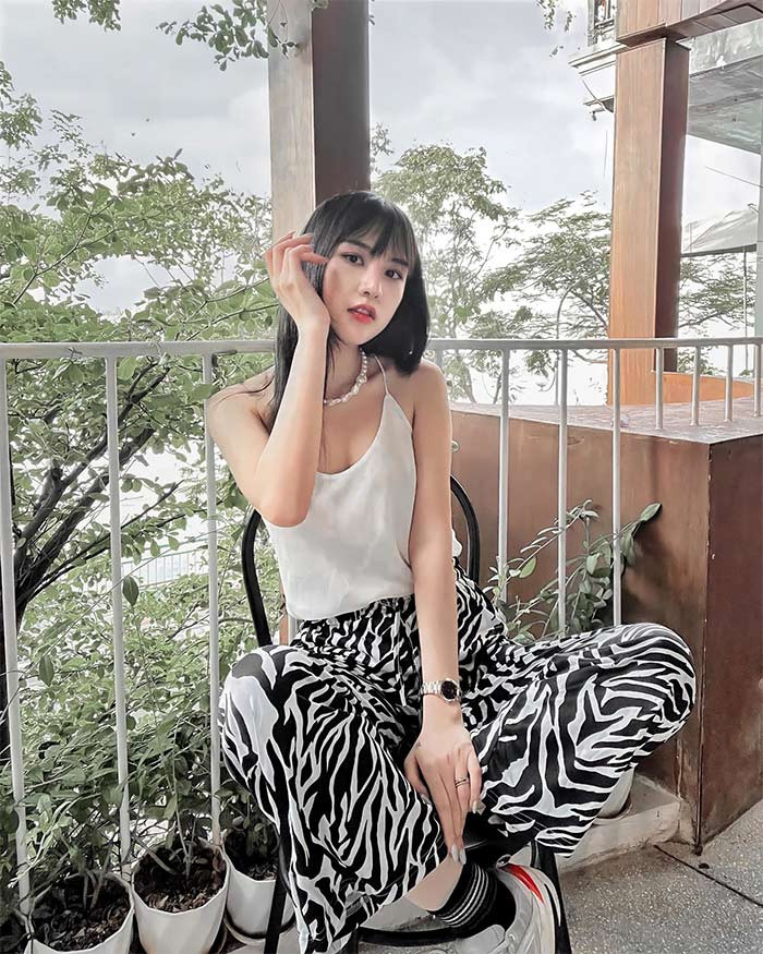 Cô từng giành danh hiệu "Nữ hoàng Việt Nam thân thiện toàn cầu" tại cuộc thi "Hoa hậu Du lịch Việt Nam Toàn cầu".