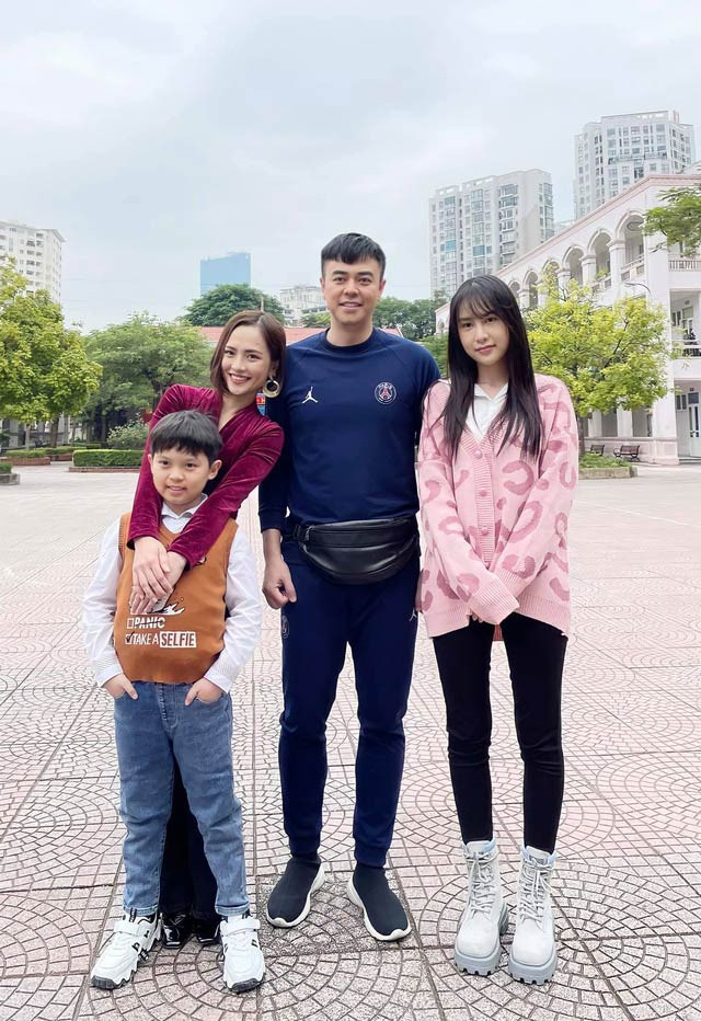 Anh Phương đã tốt nghiệp ĐH Sân khấu Điện ảnh Hà Nội. Năm 2021 cô đóng vai phụ trong bộ phim truyền hình "Anh có phải đàn ông không".