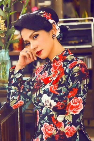 "Có nhiều lúc tôi livestream, mọi người nhắc lại kí ức những bộ phim mình đóng, tôi rất xúc động. Như kỉ niệm ngày Tết phải tìm mua và dán hình Trinh, chị Diễm Hương với anh Lý Hùng, Y Phụng, Hiền Mai... lên tường. Tôi luôn coi đó là những tháng ngày tuổi trẻ đẹp đẽ của mình... ", Việt Trinh chia sẻ.