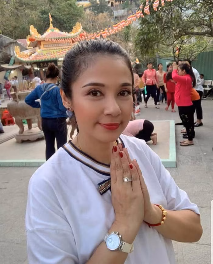 Hàng ngày, ngoài việc chăm sóc con trai, bán hàng online, Việt Trinh còn dành thời gian để ngồi thiền, đọc kinh Phật.