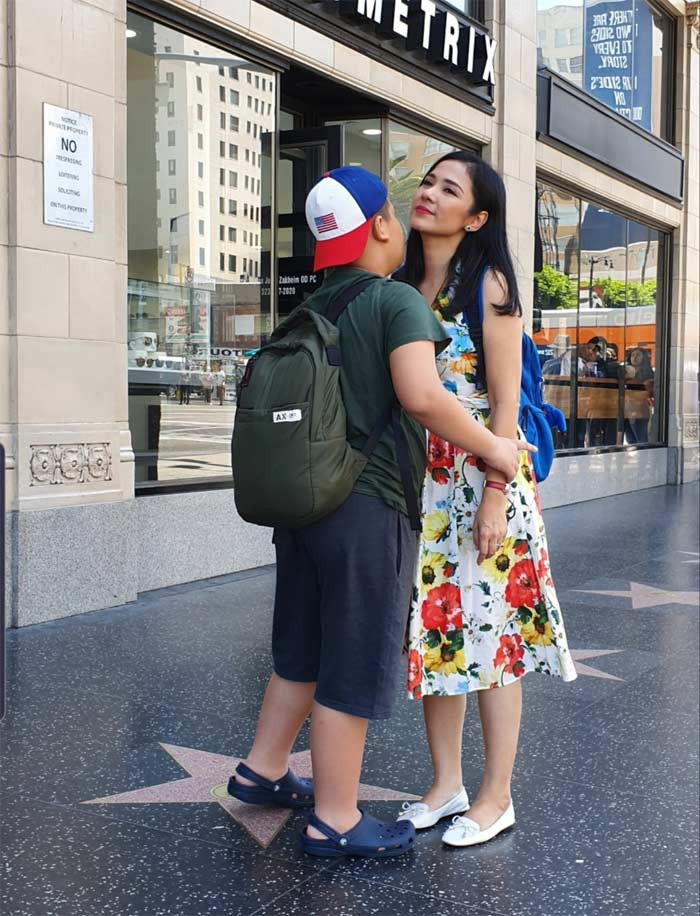 Người đẹp sinh năm 1972 cho biết thu nhập hiện tại từ việc bán hàng online đủ cho hai mẹ con sinh hoạt vì cuộc sống hiện tại của cô rất tiết kiệm, đơn giản, không mua đồ hiệu.