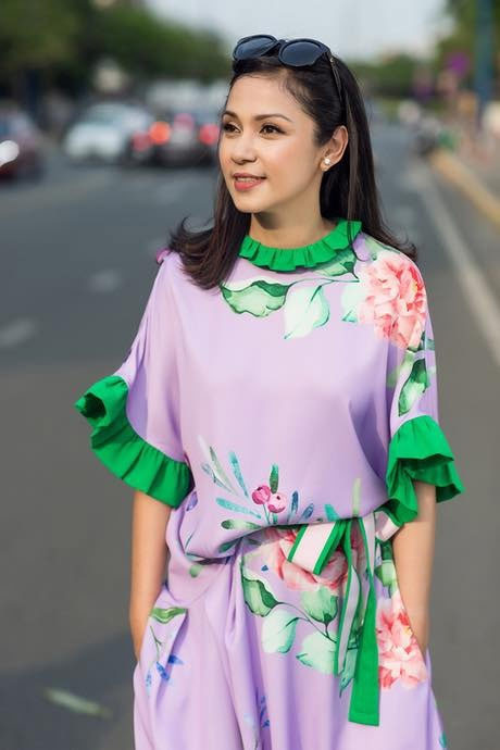 "... Hiện tại, Trinh cảm nhận mình đã đủ trong sự giản đơn, nuôi con học hành và làm được điều mình thích. Kể từ hôm nay, ngày 9/1/2022, Việt Trinh không còn là diễn viên đạo diễn nữa mà là Trần Việt Trinh, pháp danh Diệu Thiện", Việt Trinh viết trên trang cá nhân.