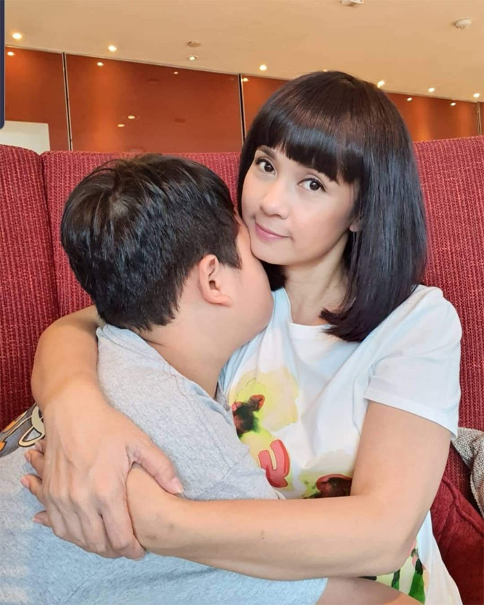 Việt Trinh dành phần lớn thời gian cho cậu con trai 13 tuổi. Cô thường xuyên đưa con từ TP.HCM về khu vườn rộng hơn 3000m2 của hai mẹ con ở Bình Dương để tận hưởng cuộc sống gần gũi với thiên nhiên.