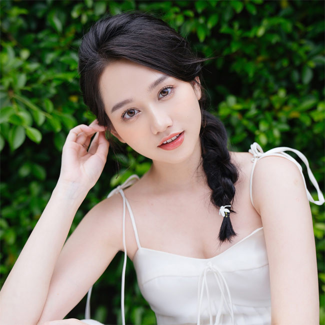 Sở hữu đôi mắt to tròn, khuôn mặt thanh tú và có nét tương đồng với nhân vật trong tiểu thuyết, Trúc Anh đã xuất sắc vượt qua 1400 ứng viên được đạo diễn Victor Vũ chọn vào vai Hà Lan.