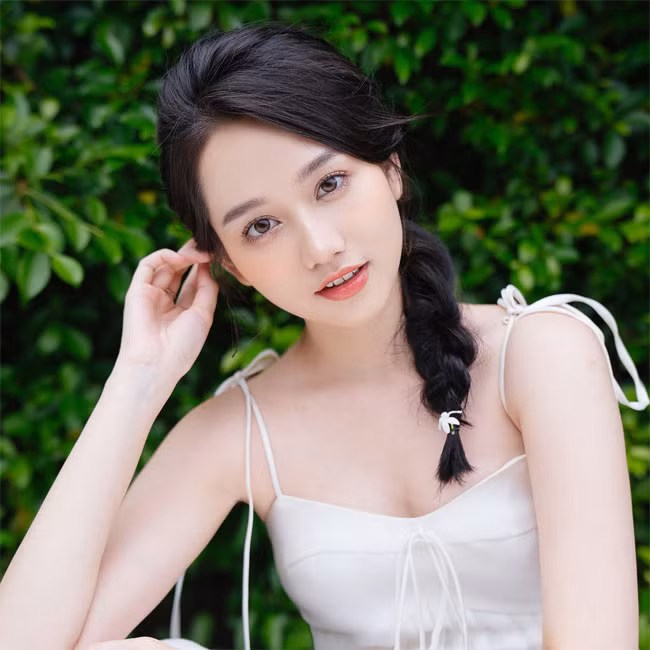 Sở hữu đôi mắt to tròn, khuôn mặt thanh tú và có nét tương đồng với nhân vật trong tiểu thuyết, Trúc Anh đã xuất sắc vượt qua 1400 ứng viên được đạo diễn Victor Vũ chọn vào vai Hà Lan.