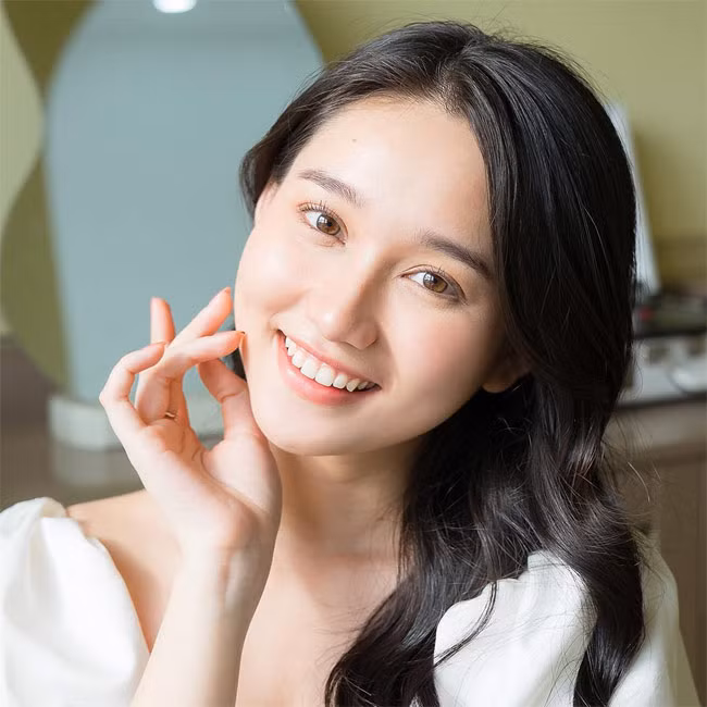 Nữ diễn viên trẻ Trúc Anh được mọi người chú ý và biết đến nhiều qua vai diễn Hà Lan trong bộ phim "Mắt biếc" của đạo diễn Victor Vũ đóng năm 2019.