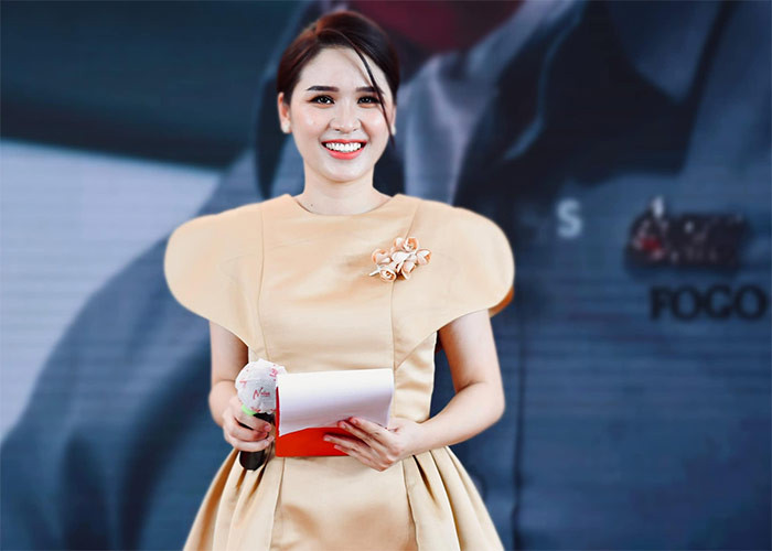 Vợ Sỹ Luân đang là MC, giáo viên dạy tiếng Anh và tiếng Trung. Cô cũng từng xuất hiện trên một số chương trình truyền hình như "Vì bạn xứng đáng", "Ông bố hoàn hảo"... (Ảnh: FBNV)