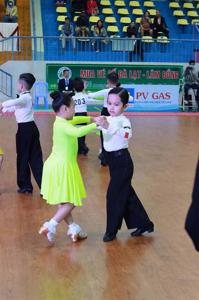 Từ nhỏ Kubi đã tỏ rõ năng khiếu trong môn nghệ thuật dance sport giống bố mẹ.