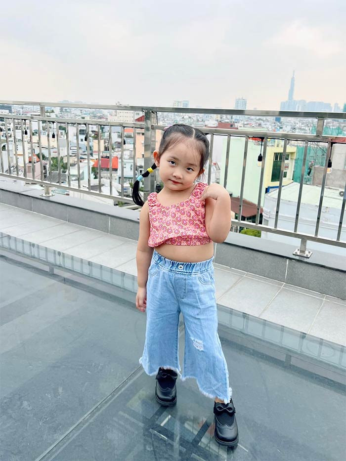 Được bố mẹ đào tạo từ nhỏ nên con gái Khánh Thi tạo dáng rất chuyên nghiệp mỗi khi chụp ảnh.