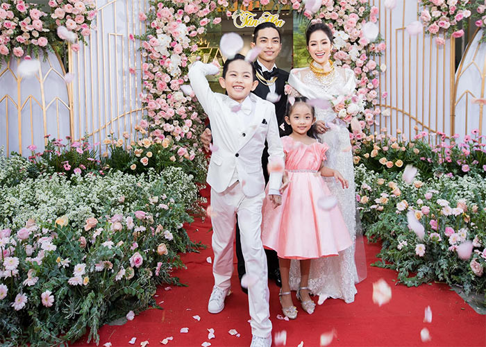  Kubi và Anna trong lễ ăn hỏi của bố mẹ hôm 12/12.