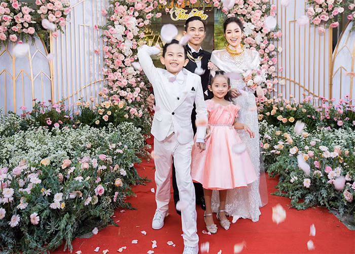  Kubi và Anna trong lễ ăn hỏi của bố mẹ hôm 12/12.