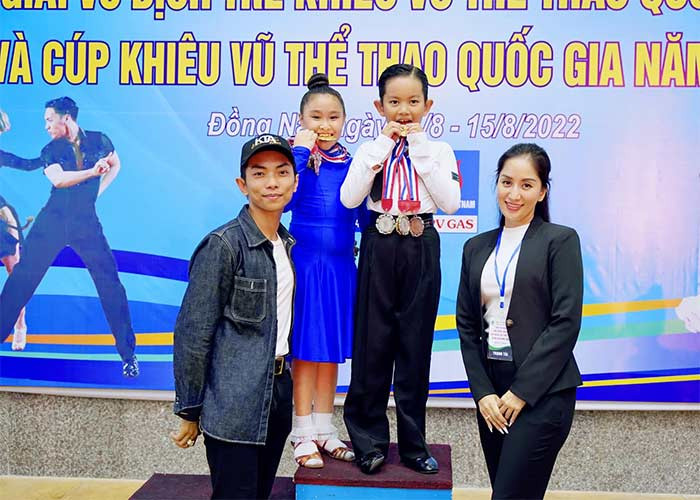 Cậu bé đạt rất nhiều huy chương trong các cuộc thi khiêu vũ thể thao dành cho thiếu nhi.