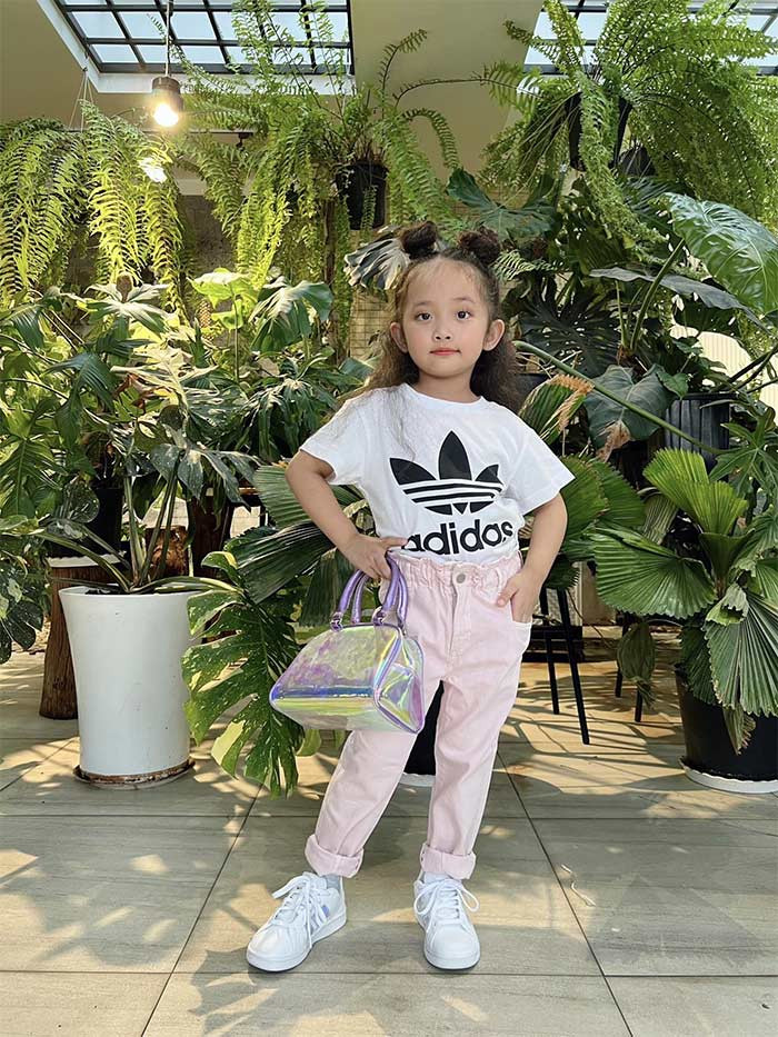 Ngoài tên ở nhà là Anna, cô bé còn được bố mẹ gọi vui là "Mợ chảnh" vì vẻ ngoài luôn lạnh lùng.