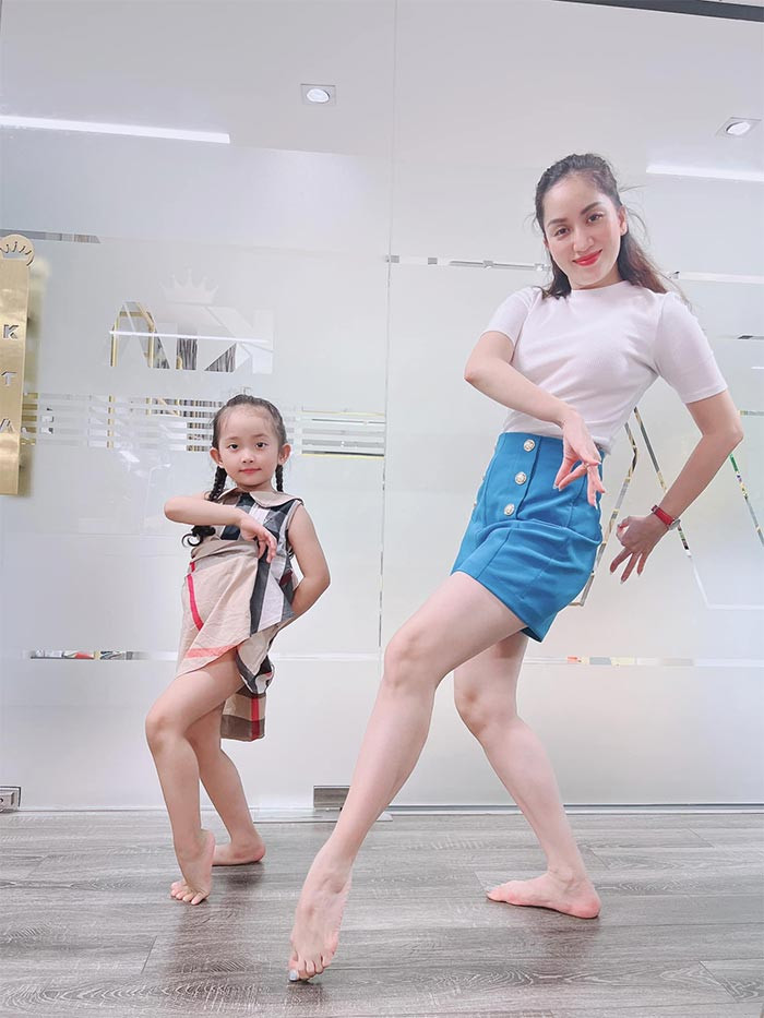 Anna cũng được bố mẹ đào tạo dance sport ngay từ khi còn nhỏ.