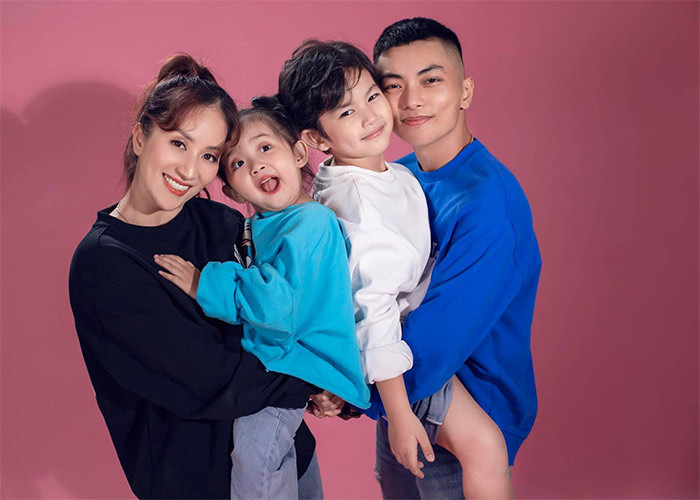 Hai nhóc tì nhà Khánh Thi - Phan Hiển luôn gây chú ý mỗi khi xuất hiện bởi bé rất đáng yêu và ra dáng "con nhà nòi" với cách tạo dáng, ăn mặc rất sành điệu.