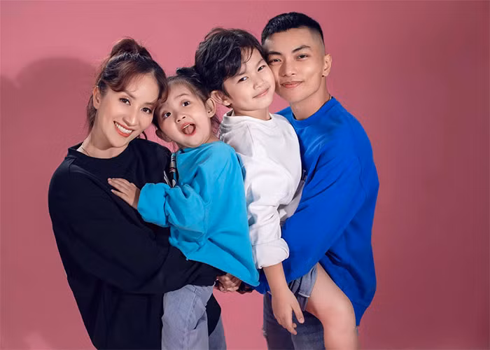 Hai nhóc tì nhà Khánh Thi - Phan Hiển luôn gây chú ý mỗi khi xuất hiện bởi bé rất đáng yêu và ra dáng "con nhà nòi" với cách tạo dáng, ăn mặc rất sành điệu.