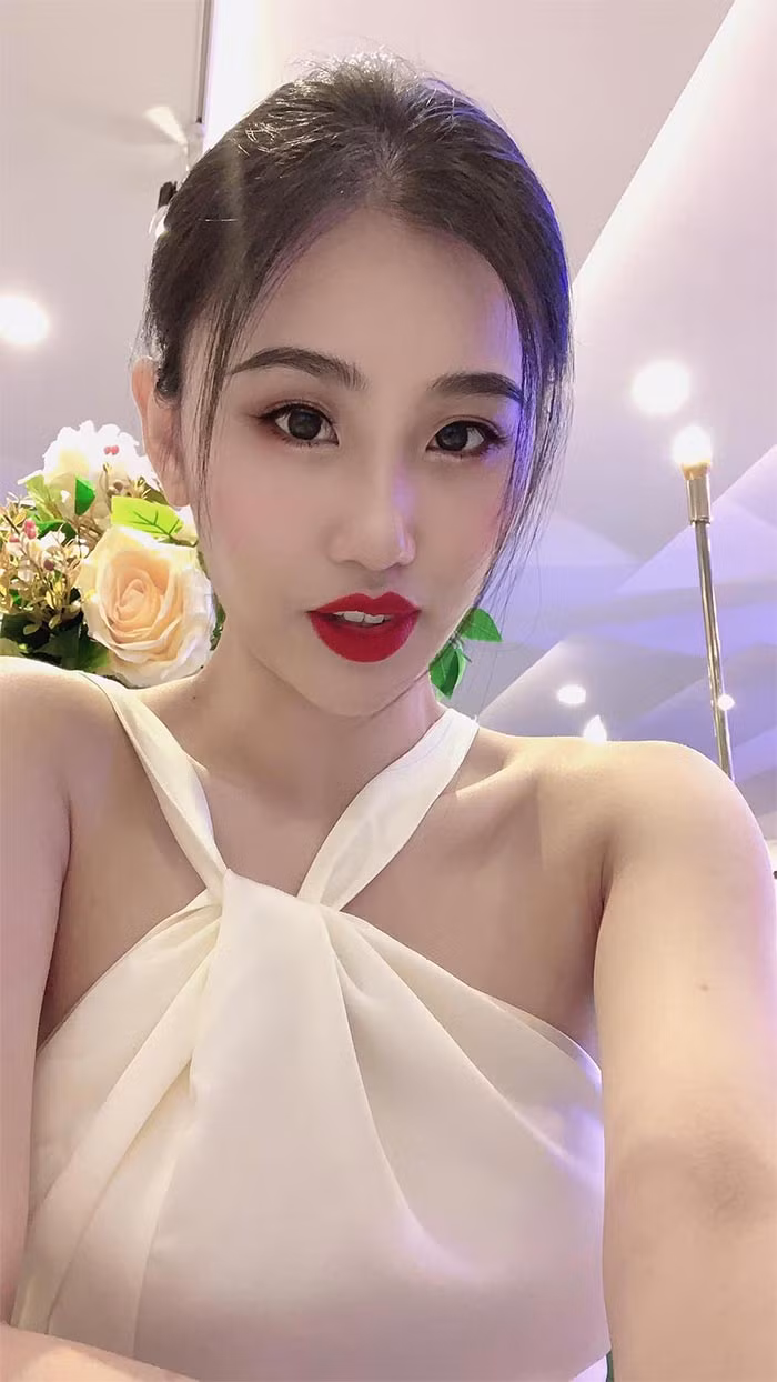 "Đến với cuộc thi Hoa hậu Hòa bình Việt Nam 2022, Khánh Vi mong muốn bản thân có cơ hội truyền cảm hứng đến những bạn trẻ giống mình về vai trò lãnh đạo của người phụ nữ trong xã hội ngày nay, góp phần nâng cao nhận thức về quyền bình đẳng giới...", Khánh Vi chia sẻ với Tiền Phong. Đáng tiếc cô bị loại khỏi Top 53.