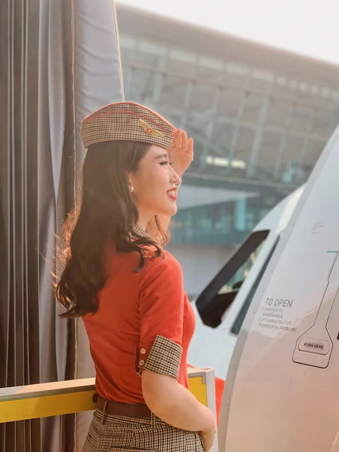 Cô gái 26 tuổi tốt nghiệp Đại học Luật TP.HCM và hiện là tiếp viên trưởng của một hãng hàng không.