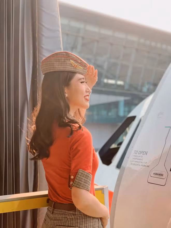 Cô gái 26 tuổi tốt nghiệp Đại học Luật TP.HCM và hiện là tiếp viên trưởng của một hãng hàng không.