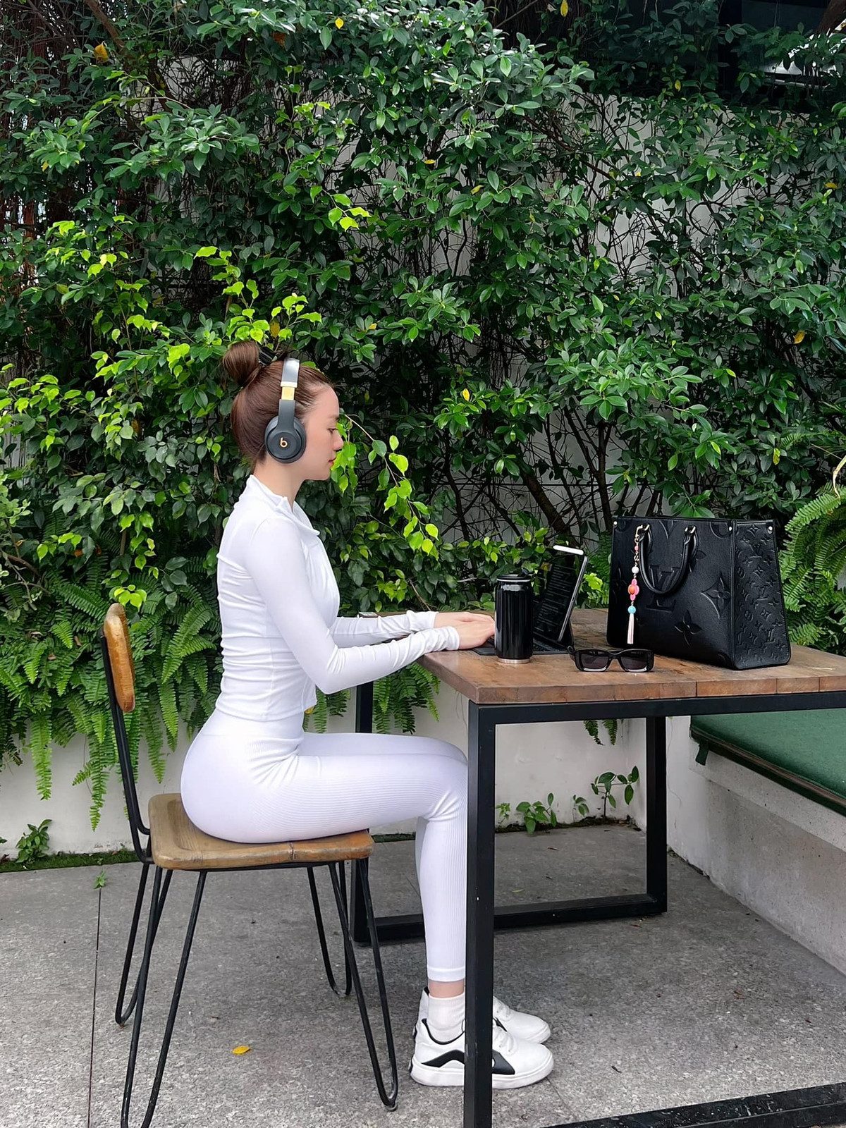 Giọng ca sinh năm 1992 thường xuyên đăng ảnh khoe thành quả trong phòng tập cùng những video hướng dẫn cho chị em cùng làm đẹp.